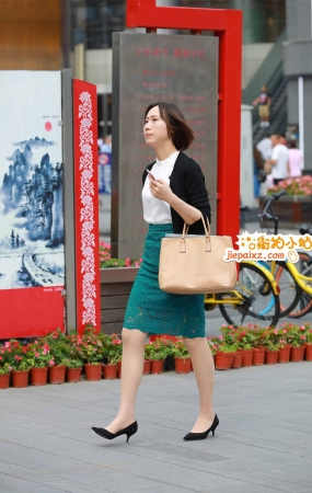 街拍丝袜包臀裙成熟女子