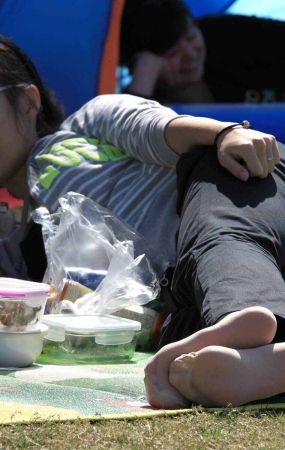 街拍草地上躺着的丝滑短袜俊俏小媳妇