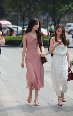 街拍红粉长裙美女