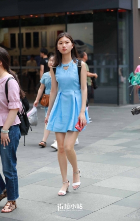 蓝色连衣裙妹子