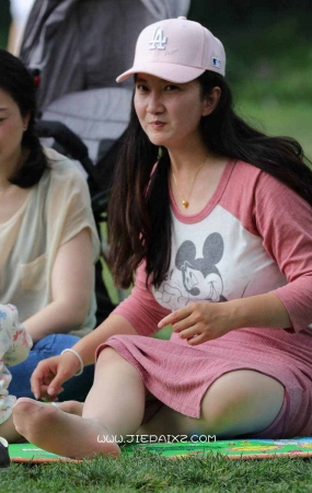 秀美的年轻妈妈