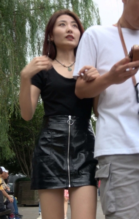 漂亮的皮短裙黑色T恤小姐姐