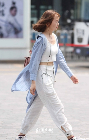 宽松白裤小妞