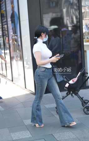 偶遇蜂腰蜜臀，完美身材邻居女孩