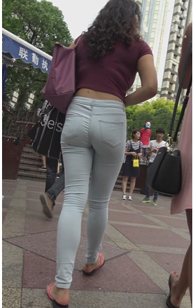 牛仔紧身丰腴国外妹子