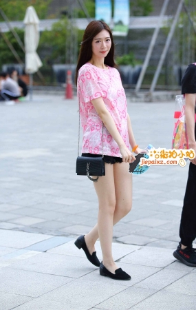街拍气色红润的粉衣少女