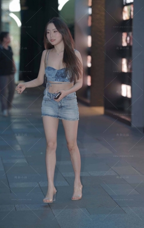 街拍美腿超短裙小姐姐