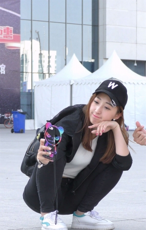 黑色紧身牛仔裤美女