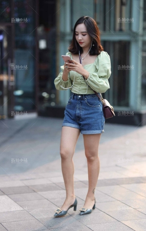 听歌的妹子