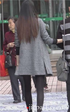 大街上一眼就看到了美女的黑丝，你说抢眼不。