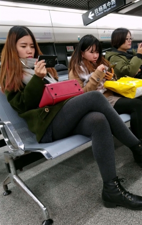 地铁站拍摄灰色棉袜漂亮白肤妹子