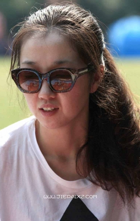 黑裤少妇草地上悠闲的趴着