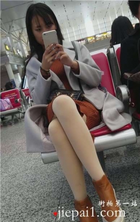 4k-高铁站候车室拍摄肉丝美腿漂亮美眉