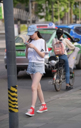街拍热裤，白T恤眼镜妹