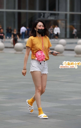 凉鞋配袜子就出门，妹子你是第一人