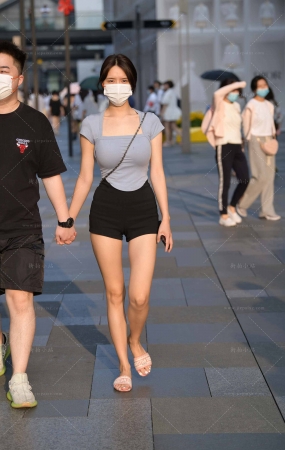 街拍黑色短牛女盆友