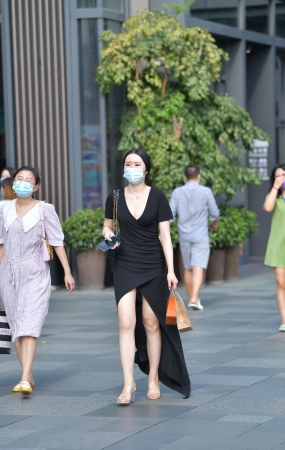 V领黑色长裙小姐姐