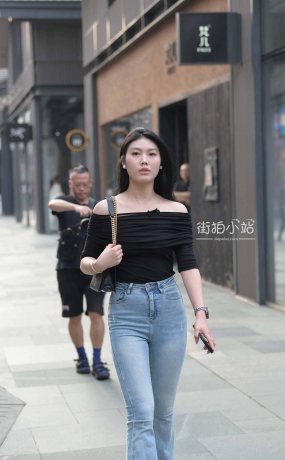 街拍露肩装大长腿牛仔美女