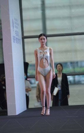 连体比基尼美女