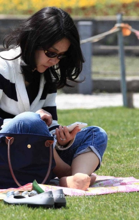 街拍轻熟日本美妇的通透长丝