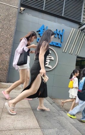黑色开叉裙美女+凉高跟美人