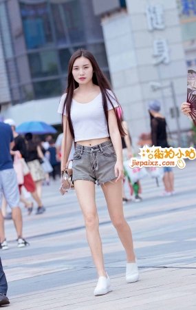 街拍长发苗条热裤美眉