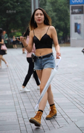 街拍性感身材热裤辣妹