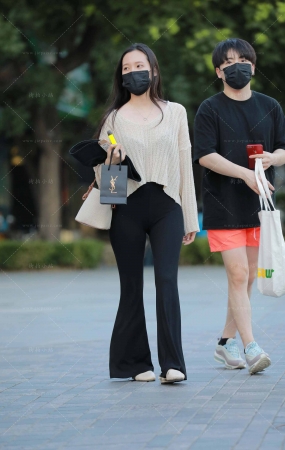黑色长裤甜美小姐姐