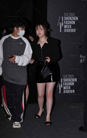 极品白皙美腿皮裙美女 第一篇