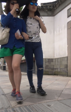 超紧身蓝牛宽臀花衬衫街拍美女