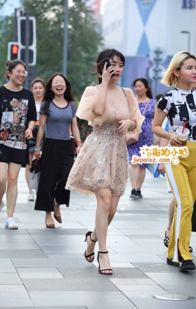 街拍米色公主裙高跟美女