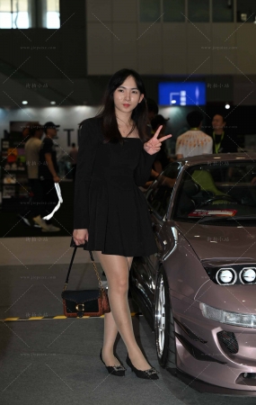 穿R丝的连衣裙美女