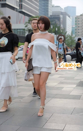 街拍短发性感美女