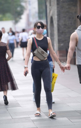 牵手紧身裤女友~
