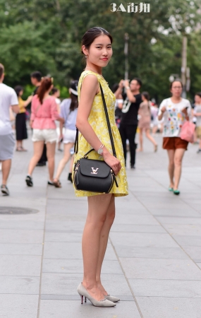 摆拍中的短裙小妹 有点小紧张害羞-19P