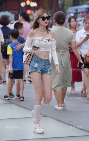 热裤美女
