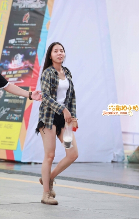 格子衬衫碎边短裤小妞