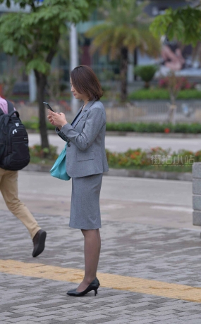 街拍黑丝制服白领丽人