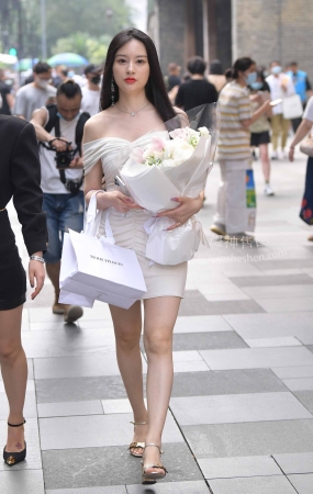 2263-26+116白皙美腿美少妇 18P