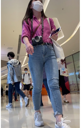 商场里的牛仔裤小姐姐