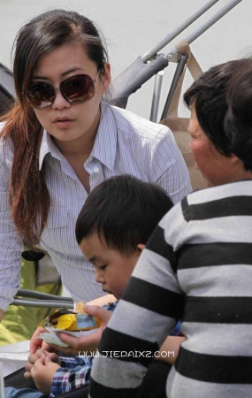 街拍漂亮少妇的灰丝船袜