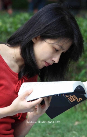猜猜红衣女子看的是什么书