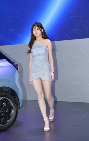 甜美车模，满屏长腿~