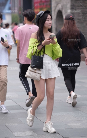百褶裙美女