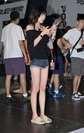牛仔热裤小姐姐