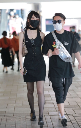 气质黑色吊带裙