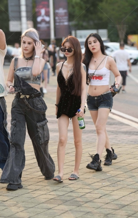 抓拍清凉的热裤小妞