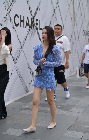 街拍蓝色长裙小姐姐