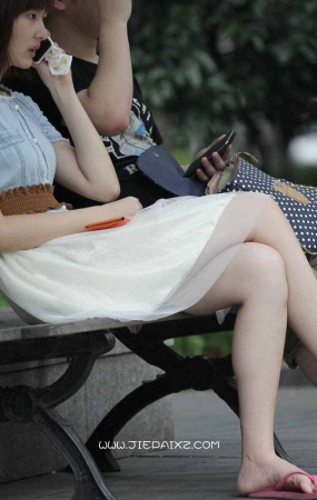 街拍清纯的粉色人字拖MM