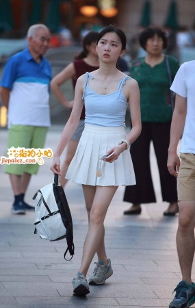 街拍短裙小靓妹